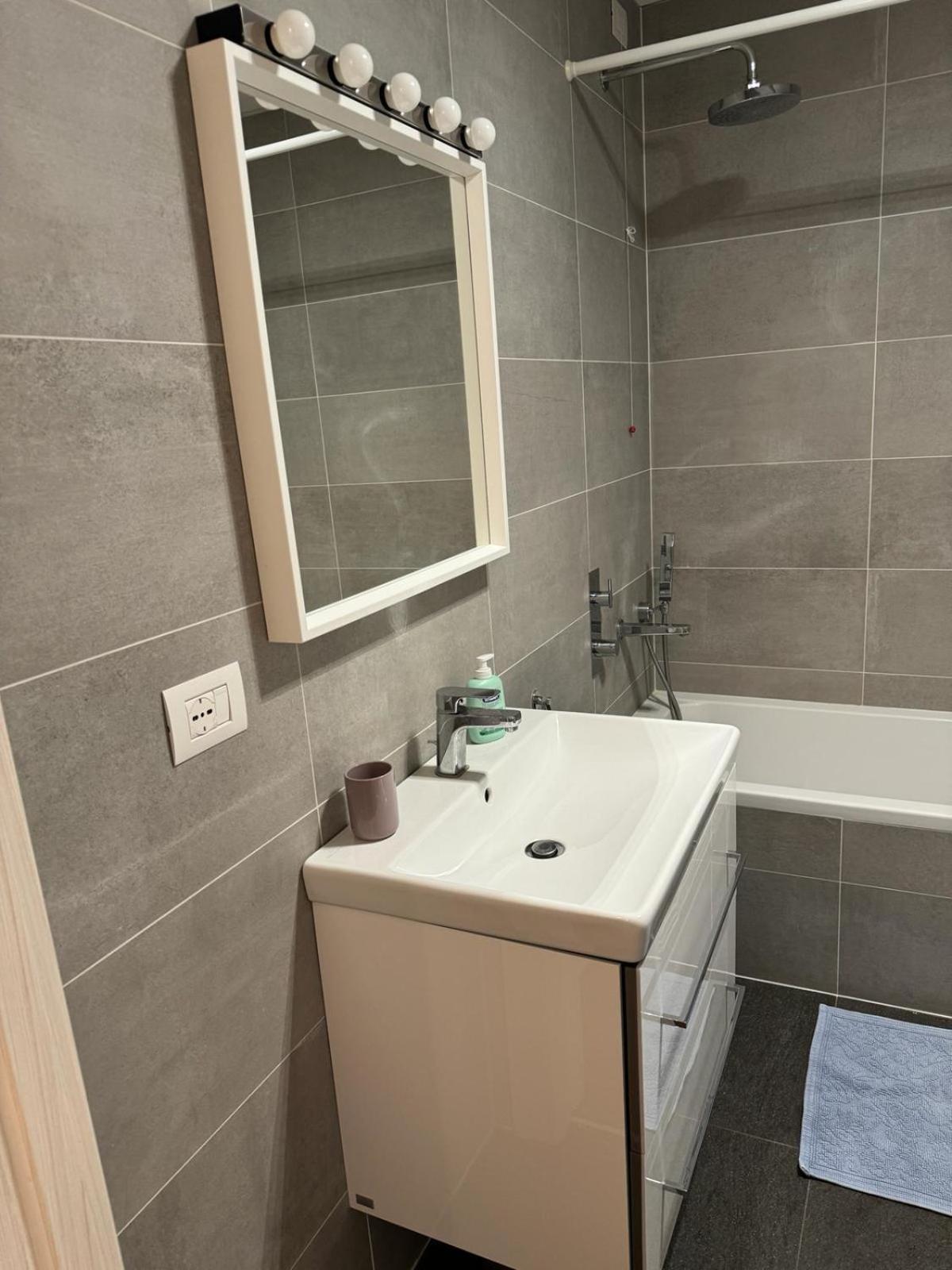 Nice Apartment Near Rho-Fiera Milano Pero Buitenkant foto